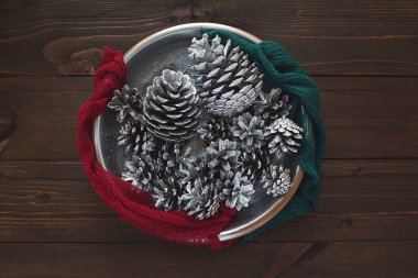 Noel koniler ile ahşap adam peçeteye plaka üzerinde Noel ağacı için yeni yıl süslemeleri gümüş