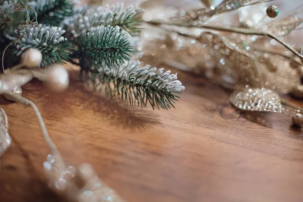 Weihnachten Hintergrund Mit Kiefernzweigen Glänzende Goldene Dekor Mit Spielzeug Und — Stockfoto