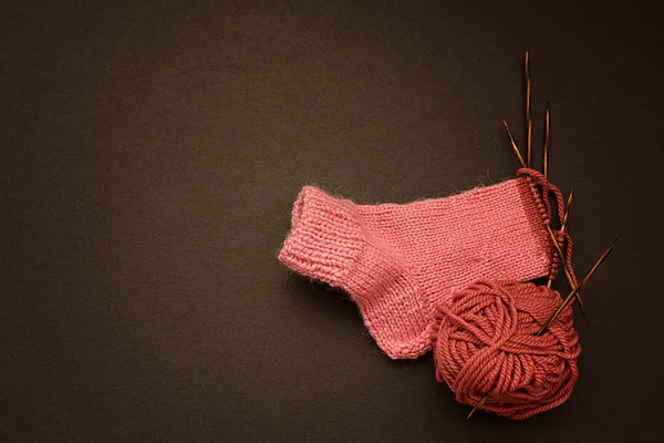 Pletené Měkké Nadýchané Růžové Ponožky Ručně Černé Poza — Stock fotografie