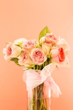 taze düğün buket pembe bir arka plan üzerinde bir vazoda gül ihale