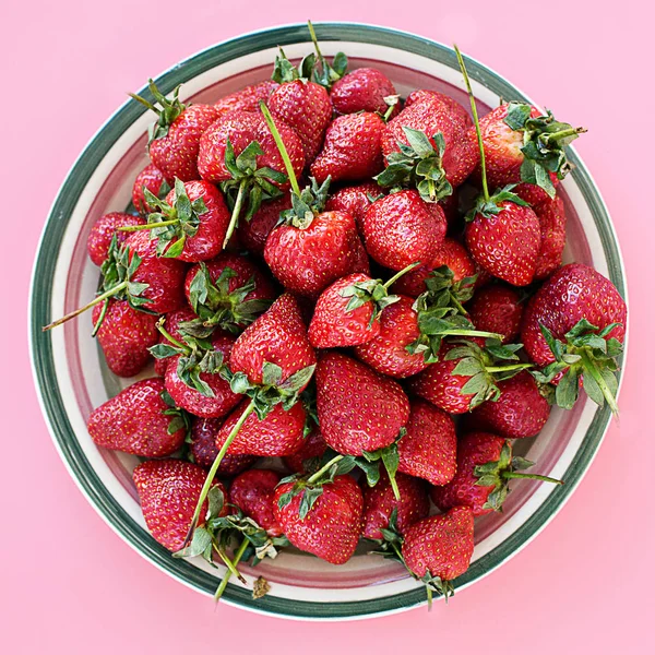 Erdbeere Duftend Frisch Rot Auf Einem Teller Auf Rosa Hintergrund — Stockfoto