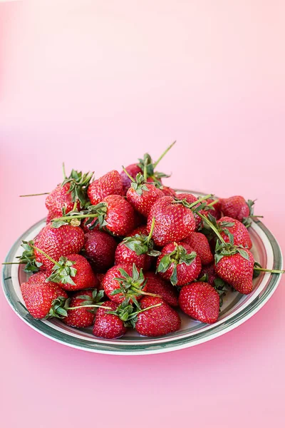 Strawberry Fragrant Fresh Red Plate Pink Background — Stock Photo, Image