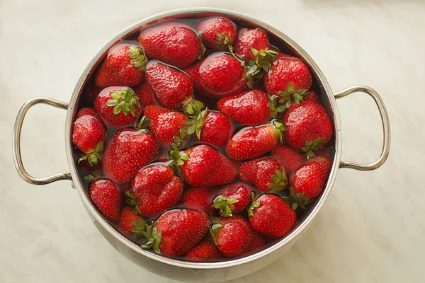 Strawberry Fragrant Fresh Summer Clean Saucepan Water — Stock Photo, Image