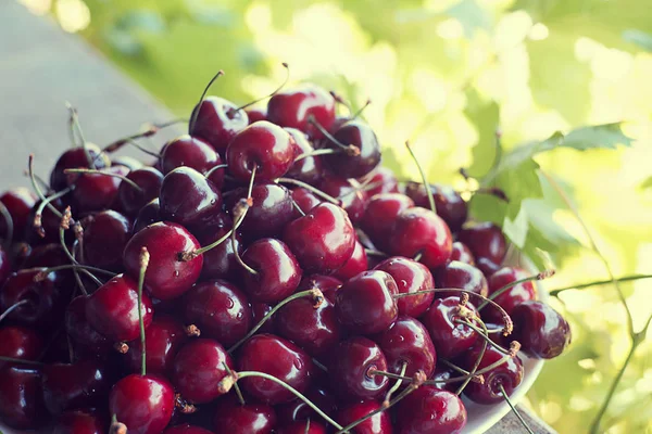 Cherry Körsbär Frisk Aromatisk Mogna Ljusa Daggdroppar Platta Bakgrunden Gröna — Stockfoto