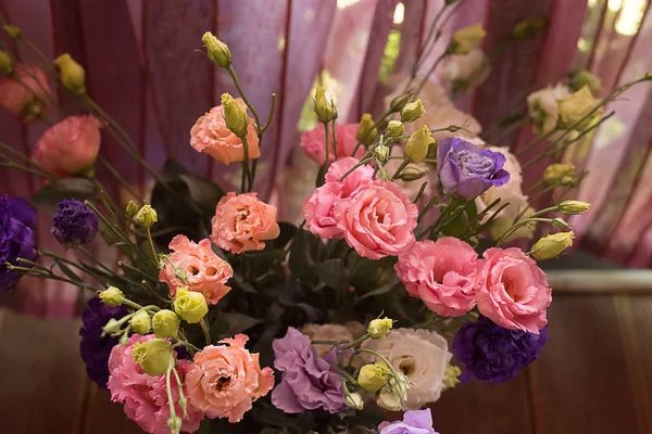 カラフルな色とりどりの新鮮な花の花瓶のアルストロメリアの花束 — ストック写真