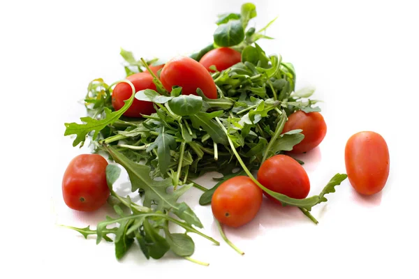 Sałatka Jasne Świeża Rukola Zielony Czerwony Dojrzałe Soczyste Pomidory Zdrowy — Zdjęcie stockowe