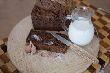 süt tuz ve sarımsak ile dilimlenmiş taze ev yapımı çavdar ekmeği