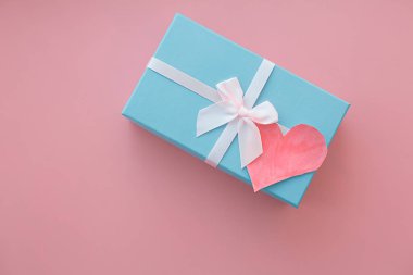 Fiyonk ve pembe bir adam üzerinde bir kalp ile yılın hediye kutusu