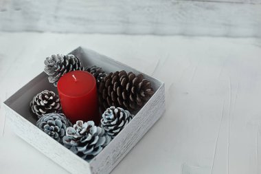 Noel mum kırmızı parlak dekorasyon ve çarpmak içinde beyaz bir arka plan bir sille