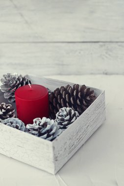 Noel mum kırmızı parlak dekorasyon ve çarpmak içinde beyaz bir adam bir sille