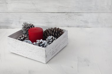 Noel mum kırmızı parlak dekorasyon ve çarpmak içinde beyaz bir arka plan bir sille