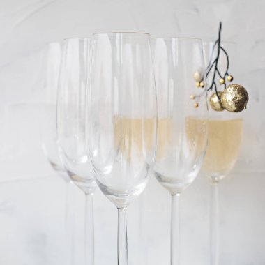 Gözlük tam ve tatil hazırlanma masada boş