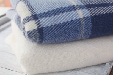 Sıcak yün yumuşacık paçavra yumuşak mavi ve beyaz pencere üzerinde