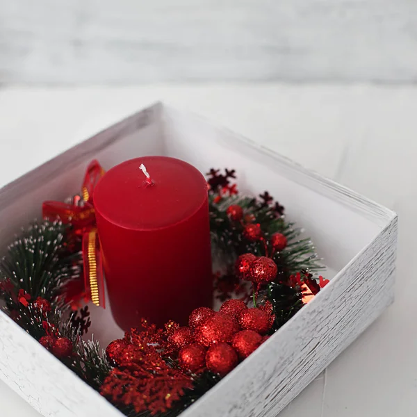 Ярко Красная Свеча Белой Подарочной Коробке Завернутой Рождественским Венком Белой — стоковое фото