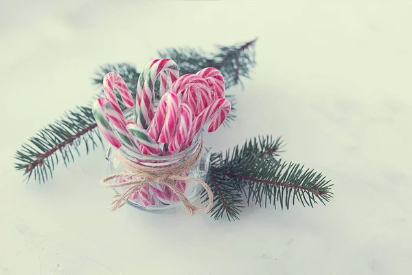 Weihnachten Rot Mit Grünem Zuckerrohr Glas Mit Fichtenzweigen Auf Weißem — Stockfoto