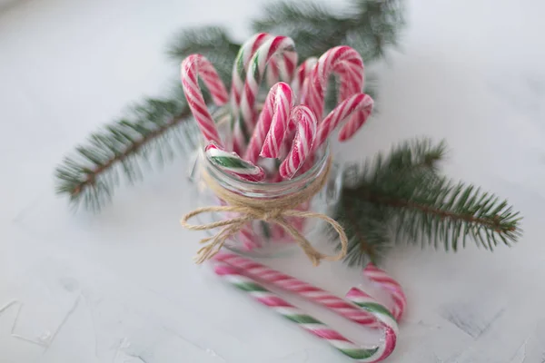 Weihnachten Rot Mit Grünem Zuckerrohr Glas Zweige Der Fichte Auf — Stockfoto
