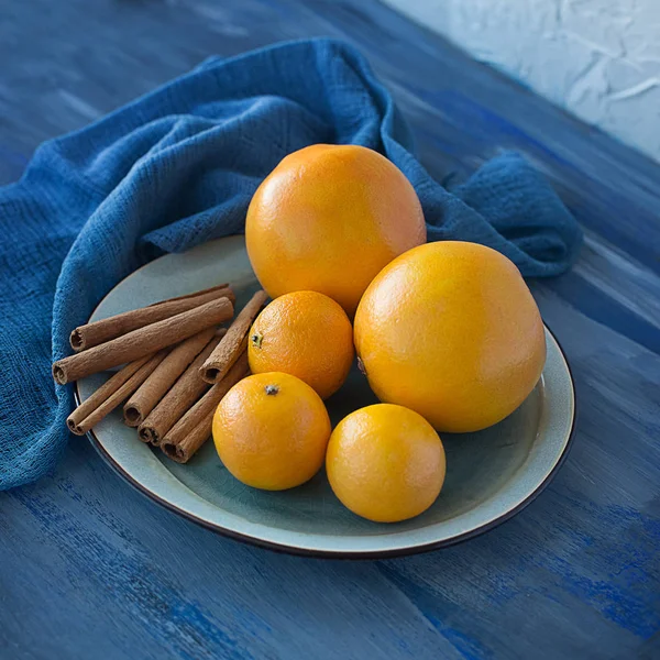 Laranjas Tangerinas Frescas Perfumadas Com Canela Uma Placa Azul Fundo — Fotografia de Stock