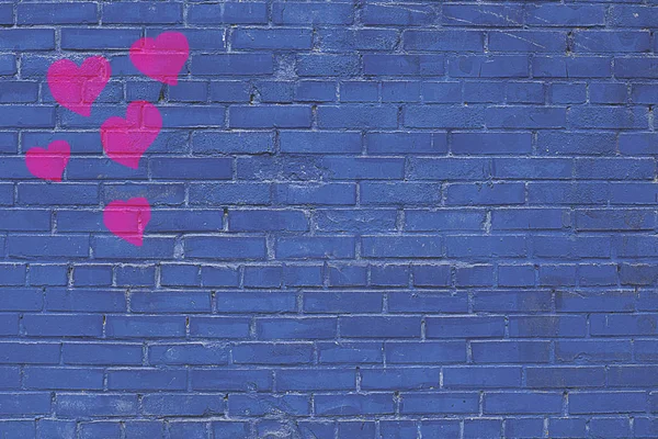 背景纹理蓝色明亮的光墙砖石头与画粉红色的心 — 图库照片