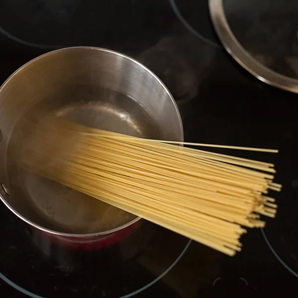 Spaghetti Pasta Italiana Cocina Una Olla Stov Eléctrico —  Fotos de Stock