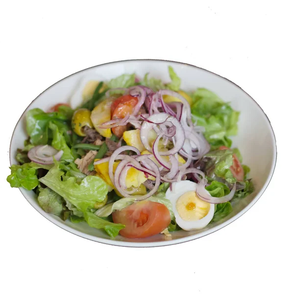 Placa de salada no fundo branco isolado — Fotografia de Stock