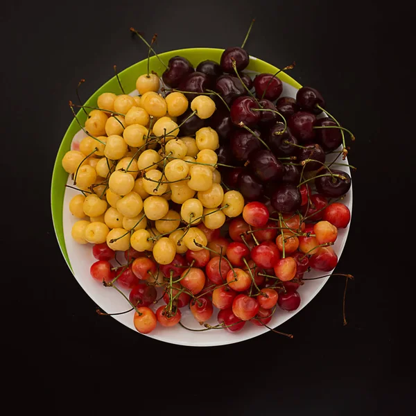 Cereja doce doce e fresca em um fundo preto quadrado — Fotografia de Stock