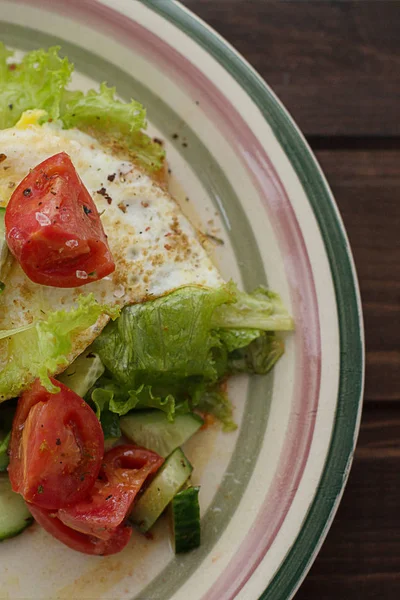 Colazione su un piatto sandwich con uovo fritto e insalata con cornuto — Foto Stock