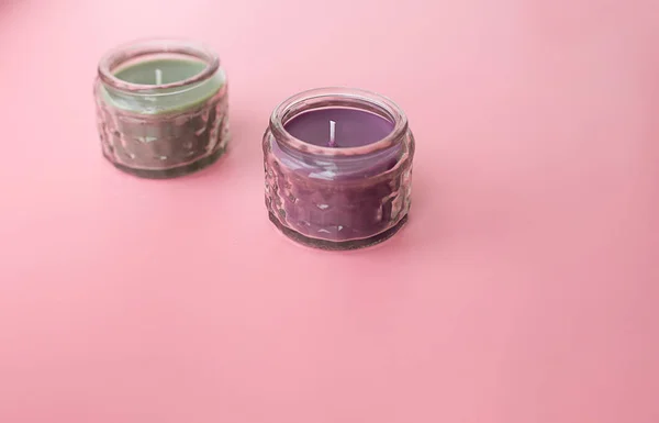 Duftende Kerzen auf rosa Hintergrund — Stockfoto