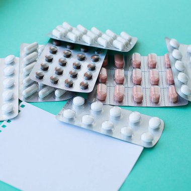 paketleri ve yeşil arka plan üzerinde boş reçete hapları