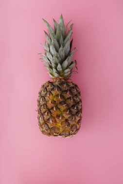 Pembe arka planda bir ananas.