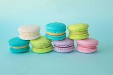 mavi bir arka plan üzerinde renkli macaroons