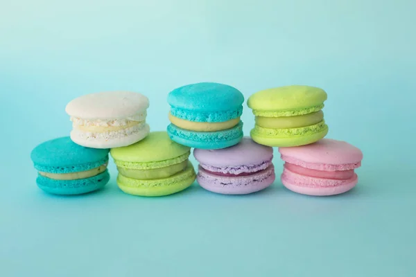Macaron colorati su sfondo blu — Foto Stock
