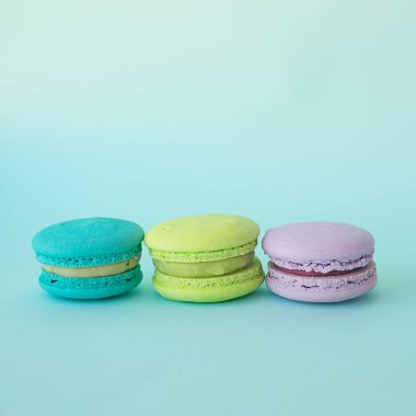 mavi dokusal kare arka plan üzerinde renkli macaroons