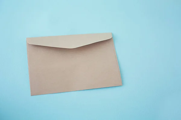 Mavi doku arka plan üzerinde Kraft kağıt zarf — Stok fotoğraf