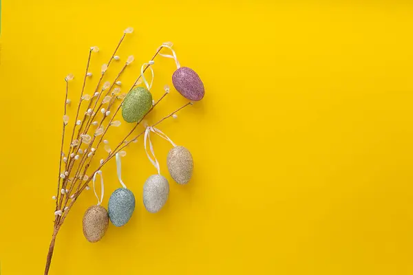 Διακοσμητικά κλαδιά ιτιάς και πολύχρωμα Πασχαλινά αυγά στο Yello — Φωτογραφία Αρχείου