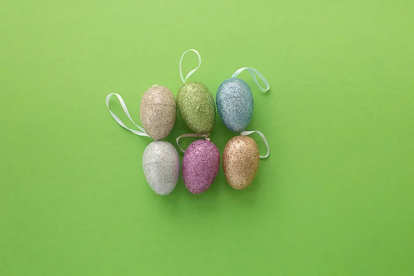 Huevos de Pascua decorativos sobre fondo textural verde — Foto de Stock