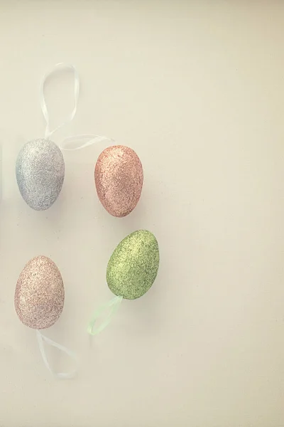 Huevos de Pascua decorativos sobre fondo textural beige — Foto de Stock