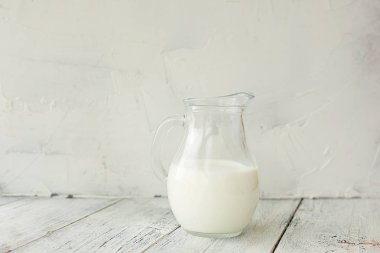 cam sürahi ve bardak sütle