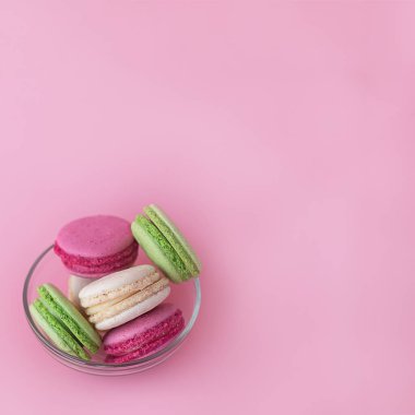 kare pembe bir cam plaka birkaç çok renkli macarons