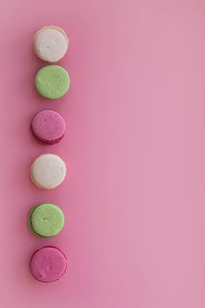 Francouzská makaróny s vícebarevnými moučkama na růžovém pozadí — Stock fotografie