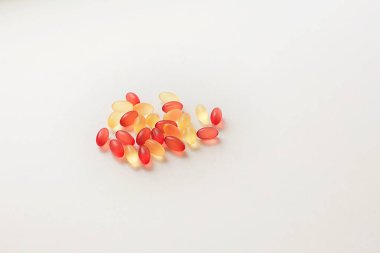 çok renkli birçok vitamin ve hap beyaz bir backgro izole