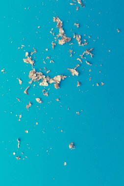 mavi parlak arka plan üzerinde altın parçaları