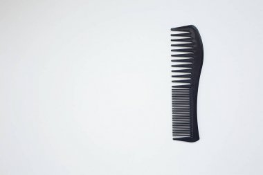 hafif bir arka plan üzerinde tarak siyah