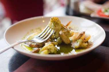 tabakta soslu karidesler