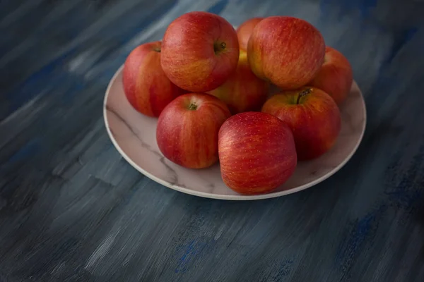 Red ripe apples on a plate — Stock Photo, Image