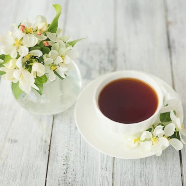 beyaz dokusal ahşap kare arka plan üzerinde çay ile fincan