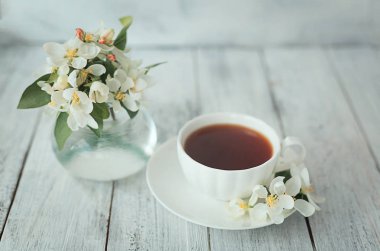 beyaz dokusal ahşap kare arka plan üzerinde çay ile fincan