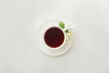 beyaz dokusal arka plan üzerinde çay ile fincan