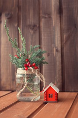 Ahşap bir arka plan üzerinde Noel ağacı oyuncak ev