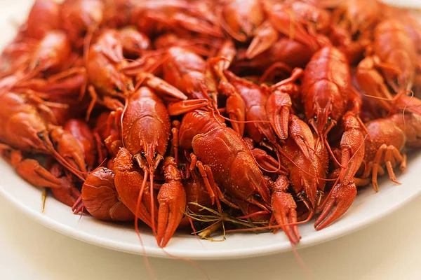 Bir tabakta haşlanmış kerevit.