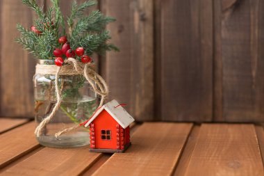 Ahşap bir arka plan üzerinde Noel ağacı oyuncak ev